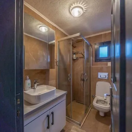 Ilya 2 מלון דירות 3*